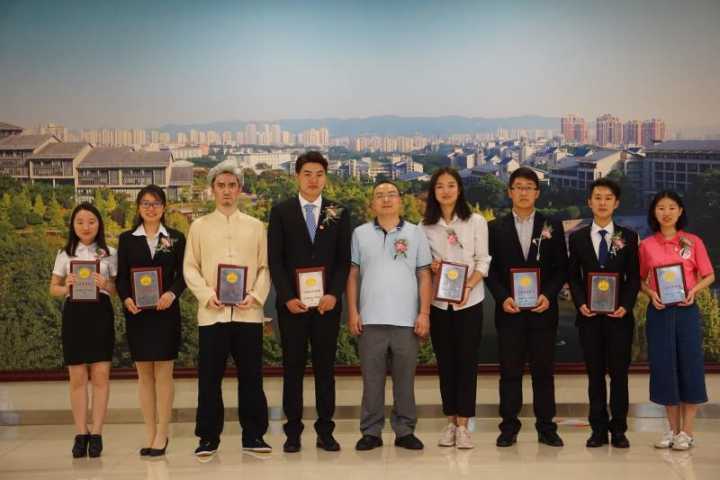 郑兴燕等校友为获奖者颁发奖章